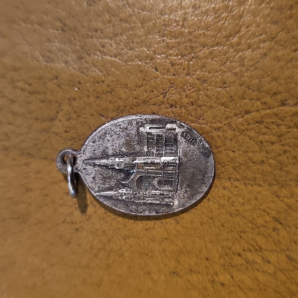 Religious Pendant - Picture 2 of 2
